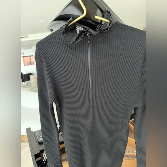 OSCAR DE LA RENTA , Black Ribbed Long Sleeve Top with Pleated Collar and cuffs - Picture 7 of 10